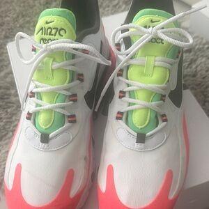 Nike Athletic Shoes White and Pink